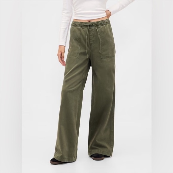 GAP Pants - NWT! GAP Olive Green Mid Rise Easy Baggy Pants - Multiple #844495 🩷